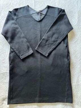 Uniqlo Women’s Black and Charcoal Gray V-Neck Knit Tunic